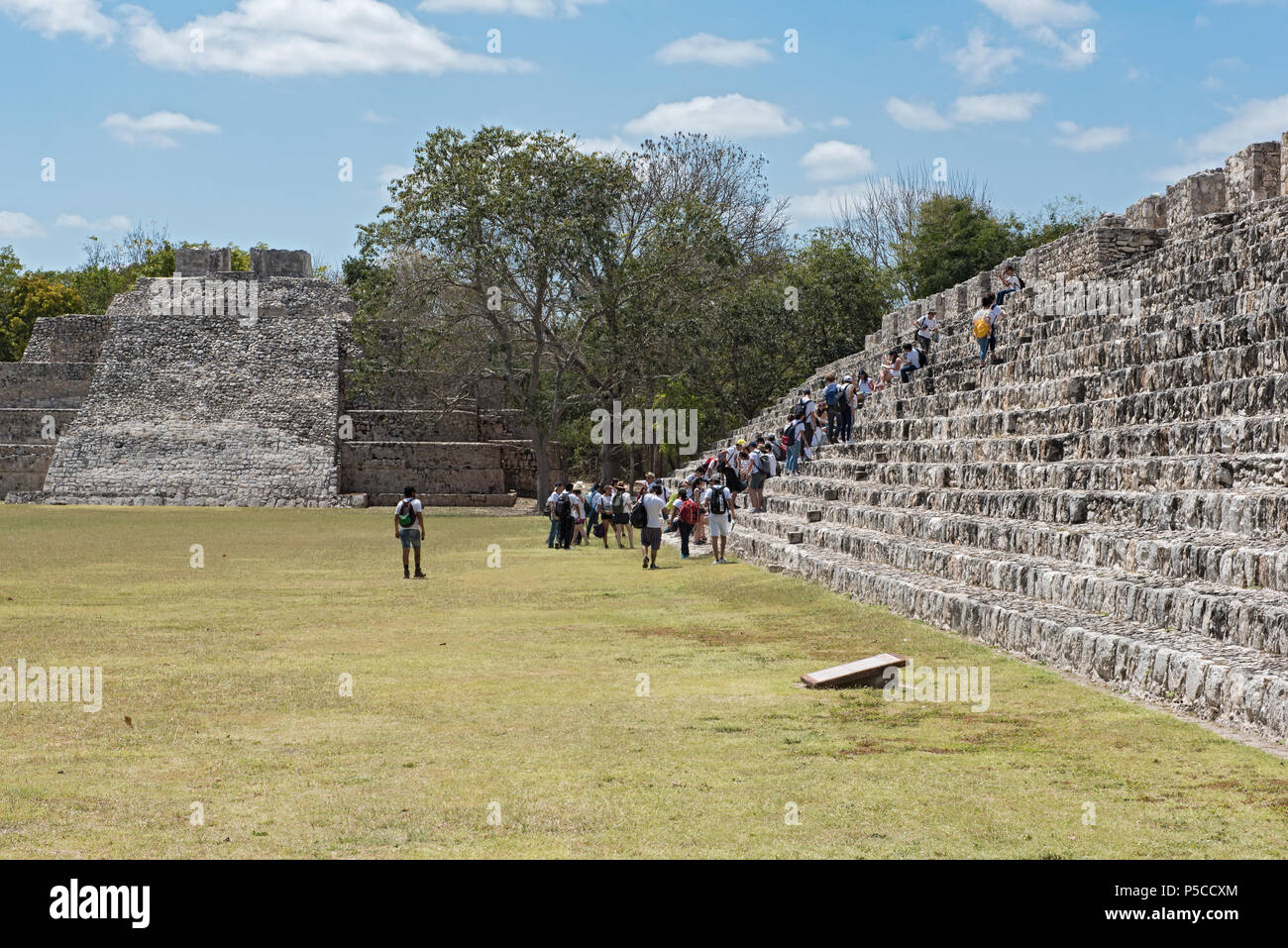 I visitatori delle rovine maya di edzna vicino a Campeche, Messico Foto Stock