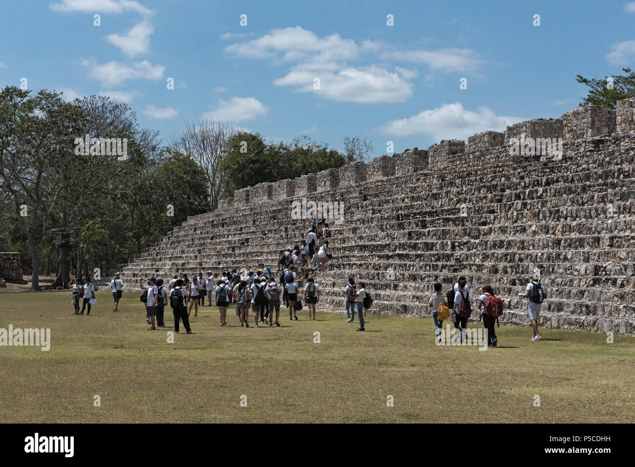 I visitatori delle rovine maya di edzna vicino a Campeche, Messico Foto Stock