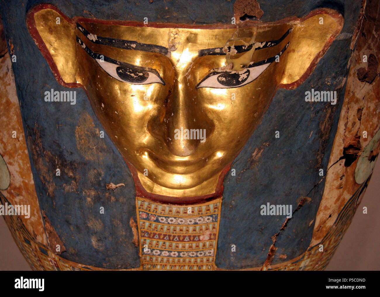 N/A. Inglese: Faccia della mummia bara di Pedusiri, intonacato polychromed, e legno dorato, egiziano tardi dinastici o di inizio periodo greco-romano, circa 500 - 250 e.v. Il Milwaukee Art Museum, Wisconsin 84 x 30 3/4 x 13 3/4 in. (213.36 x 78.11 x 34.93 cm) :Acquisto M1967.20 [1] . Il 31 dicembre 2011. Jonathunder 544 FacePedusiri Foto Stock