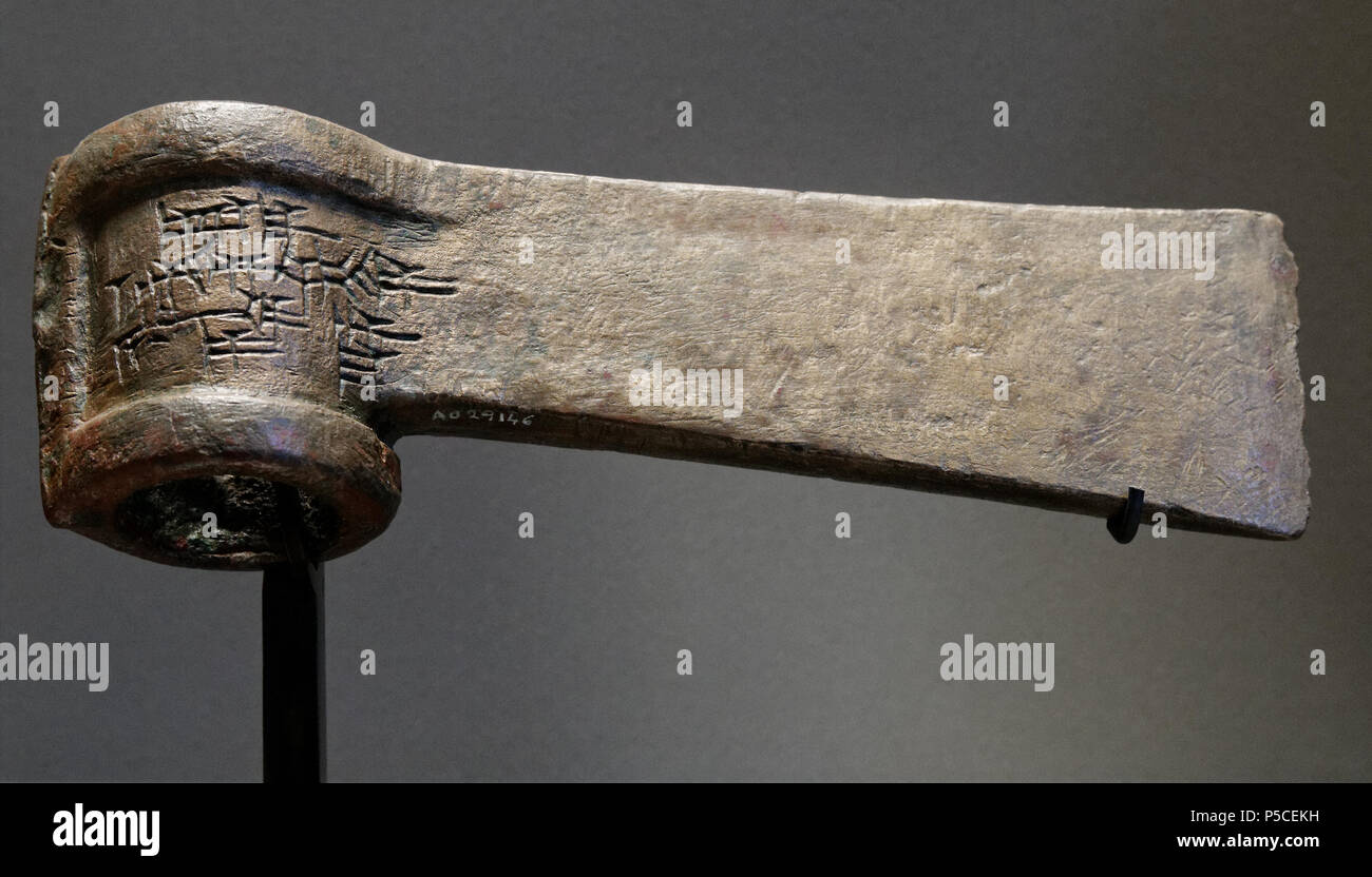 N/A. Inglese: Ax blade con il nome di Adad-nirari I, Kassite periodo. Français : Hache inscrite Au nom d'Adad-nerari Ier, période kassite. . Da 1307 fino al 1275 BC. N/A 156 Ax lama Adad-nirari I Louvre AO29146 Foto Stock