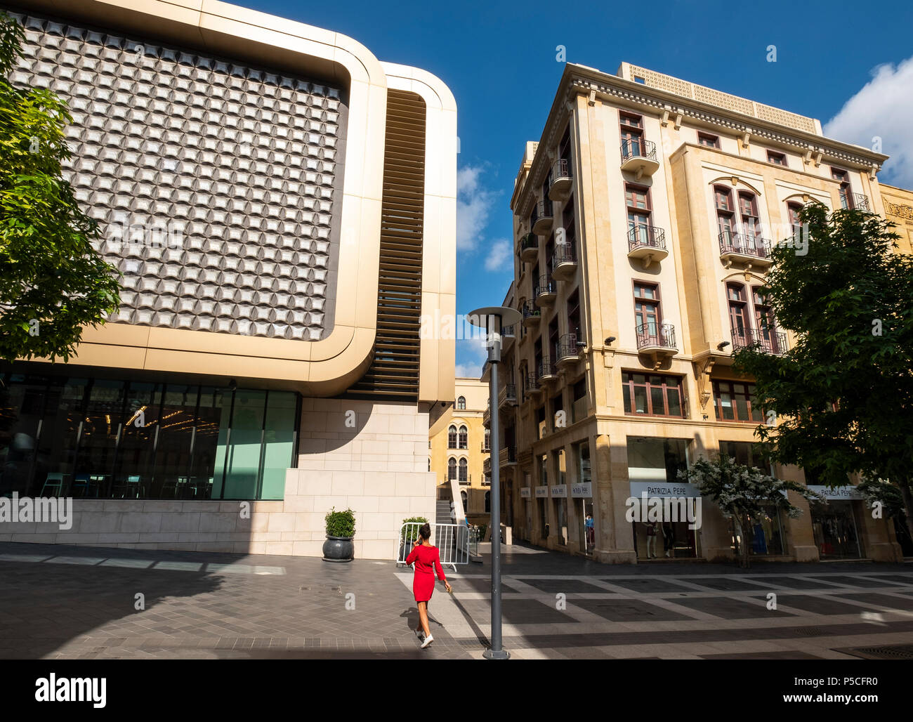 Il contrasto di nuova e vecchia architettura a Beirut Souks sviluppo della vendita al dettaglio nel centro cittadino di Beirut, Libano Foto Stock