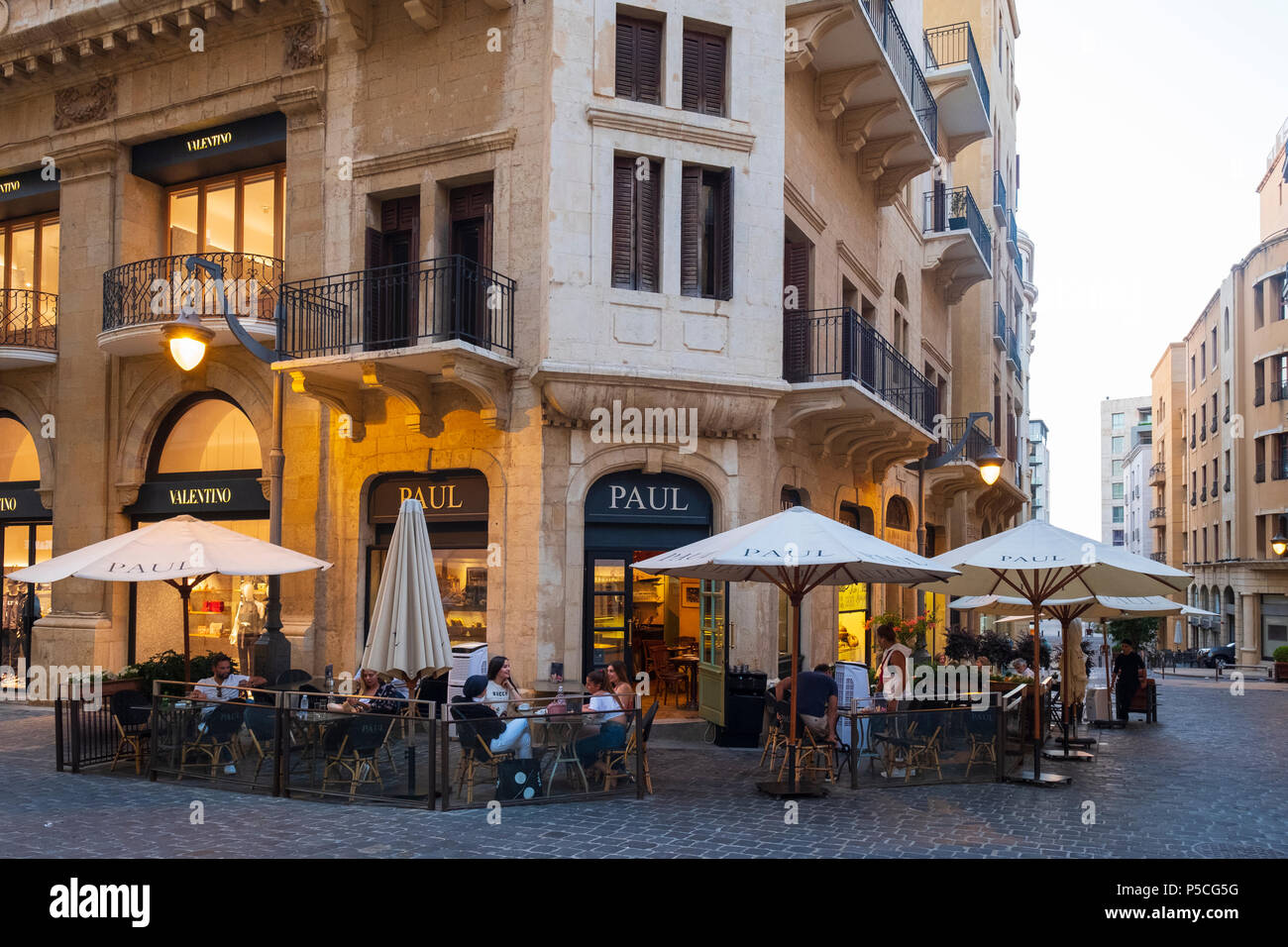 Paolo cafe su una strada elegante ristrutturato quartiere nel centro cittadino di Beirut, Libano Foto Stock