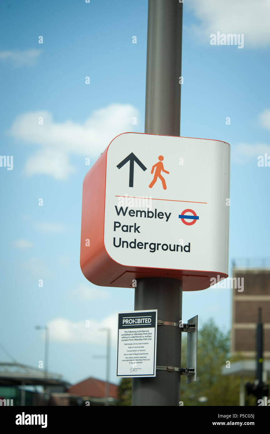 Zona pedonale a Wembley signpost verso il tubo Foto Stock