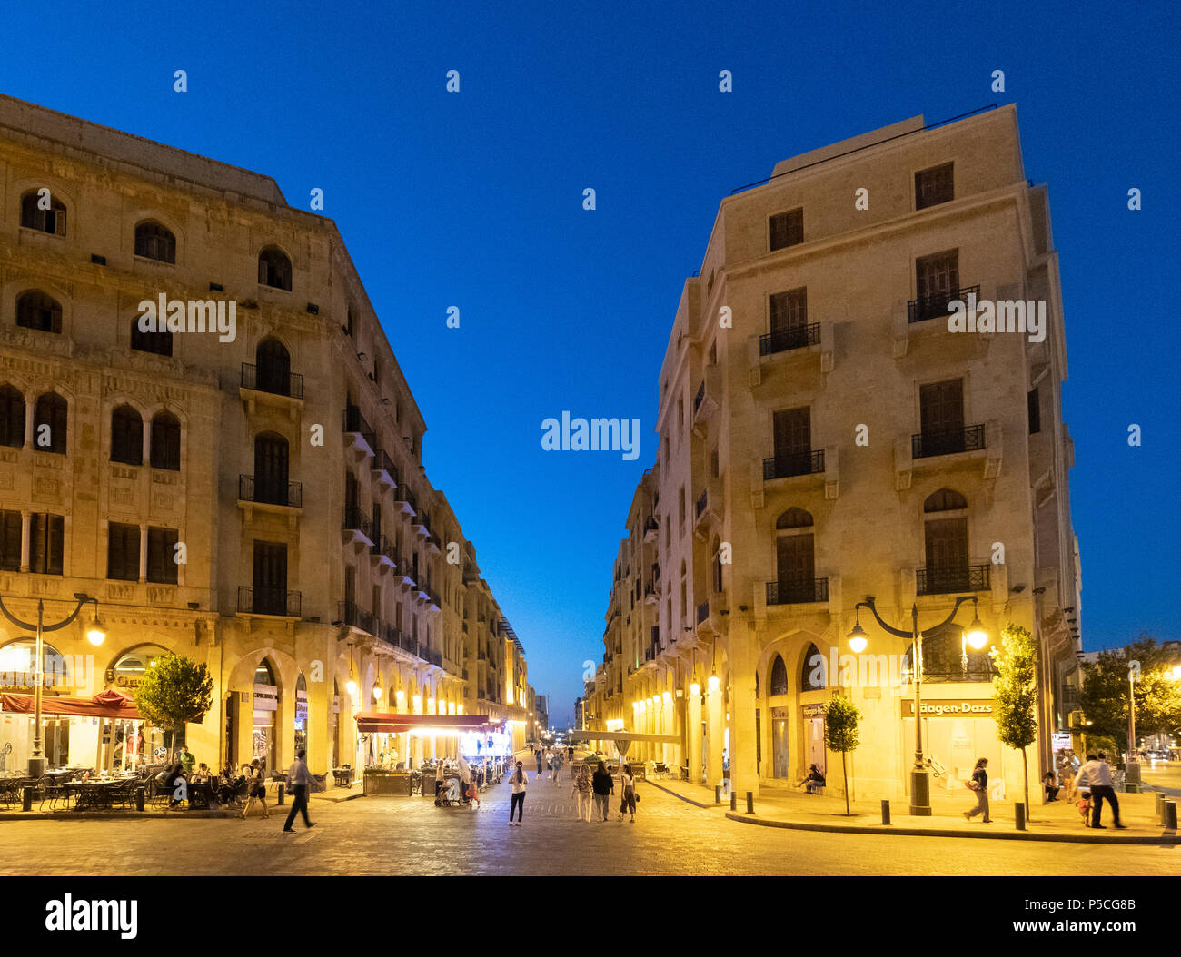 Vista notturna di vecchio stile coloniale edifici restaurati in Place d'Etoile centro cittadino di Beirut, Libano Foto Stock
