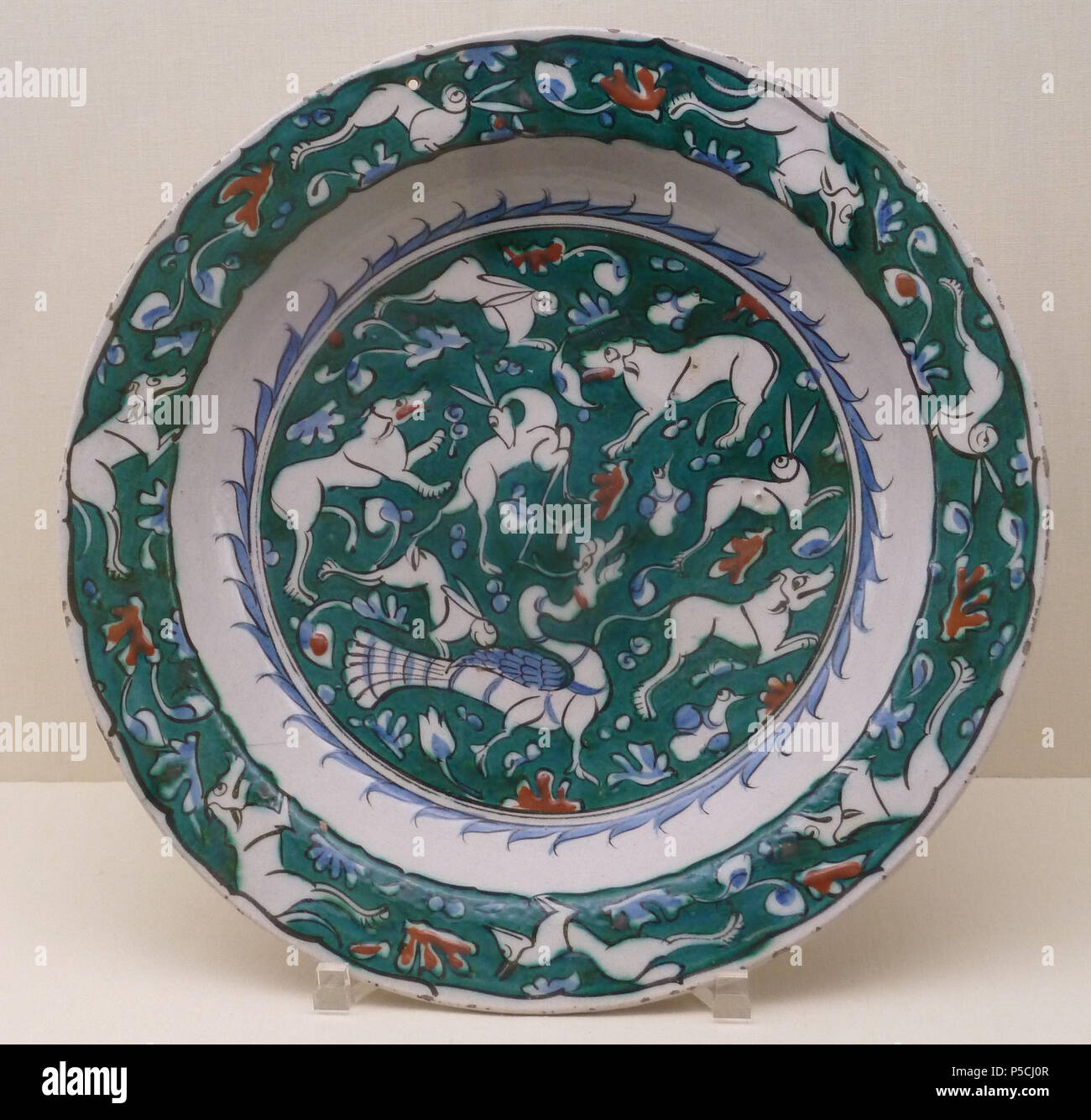 Inglese: piastra con decorazione animale Français : Plat aux animaux . Inglese: Iznik ceramica Français : céramique d'Iznik : , , -16 . tra circa 1580 e circa 1585. N/A 102 decorate animale pouf in ceramica P1000581 Foto Stock