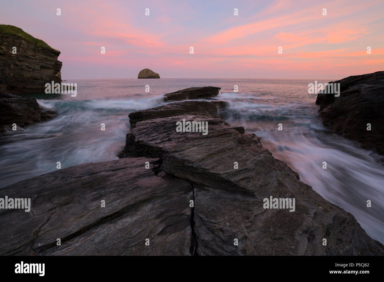 Sunrise a Trebarwith Strand su theNorth Cornwall Coast Foto Stock