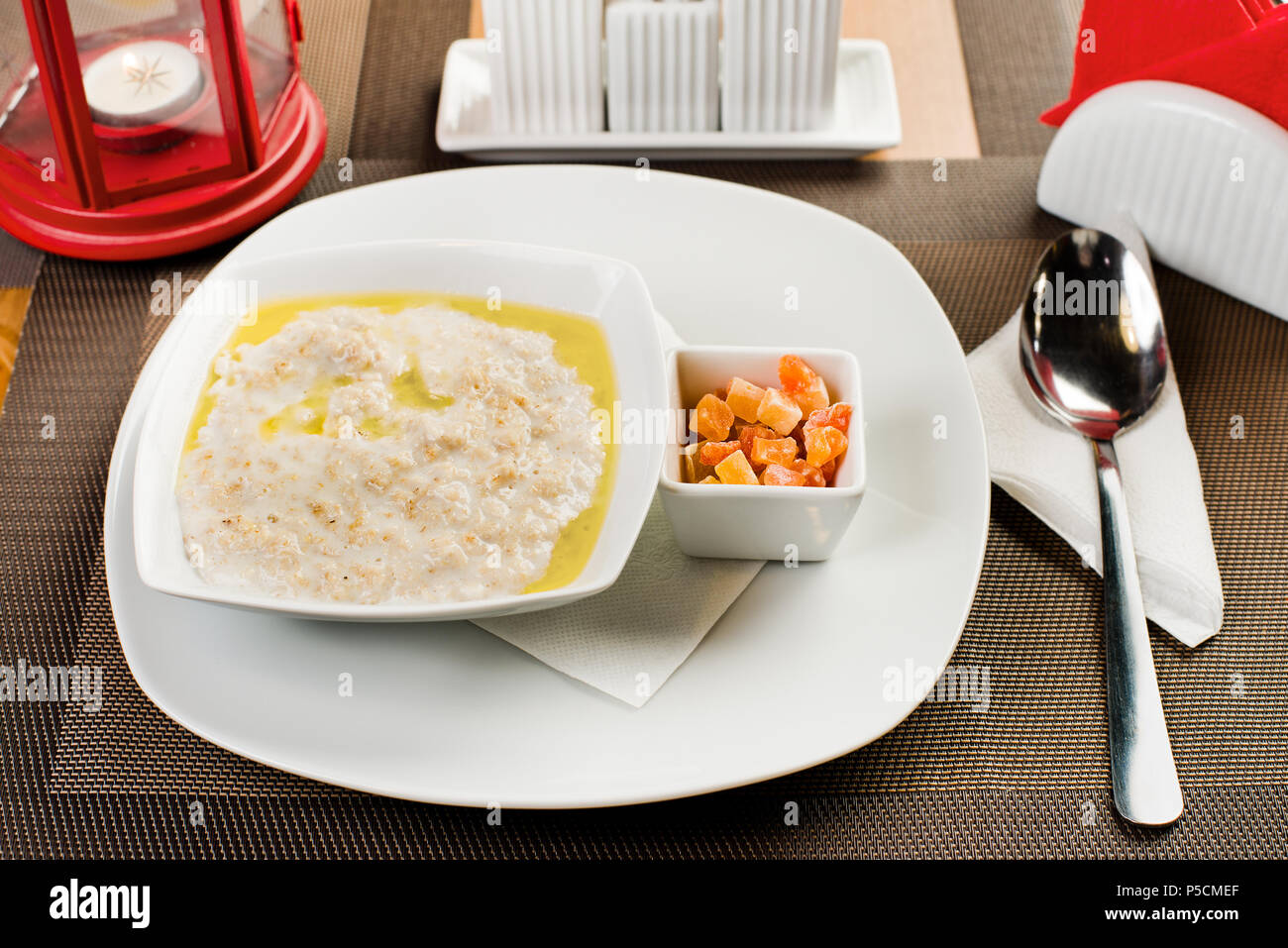 Ceramica piastra bianca con crema di farina e di latte, sul tavolo nel ristorante Foto Stock