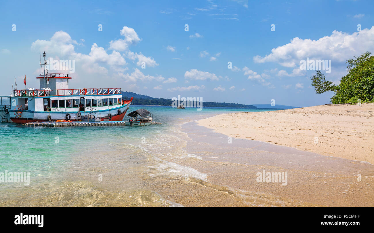 Turista nave ormeggiata presso la North Bay island riva del mare di Andaman, India. Foto Stock