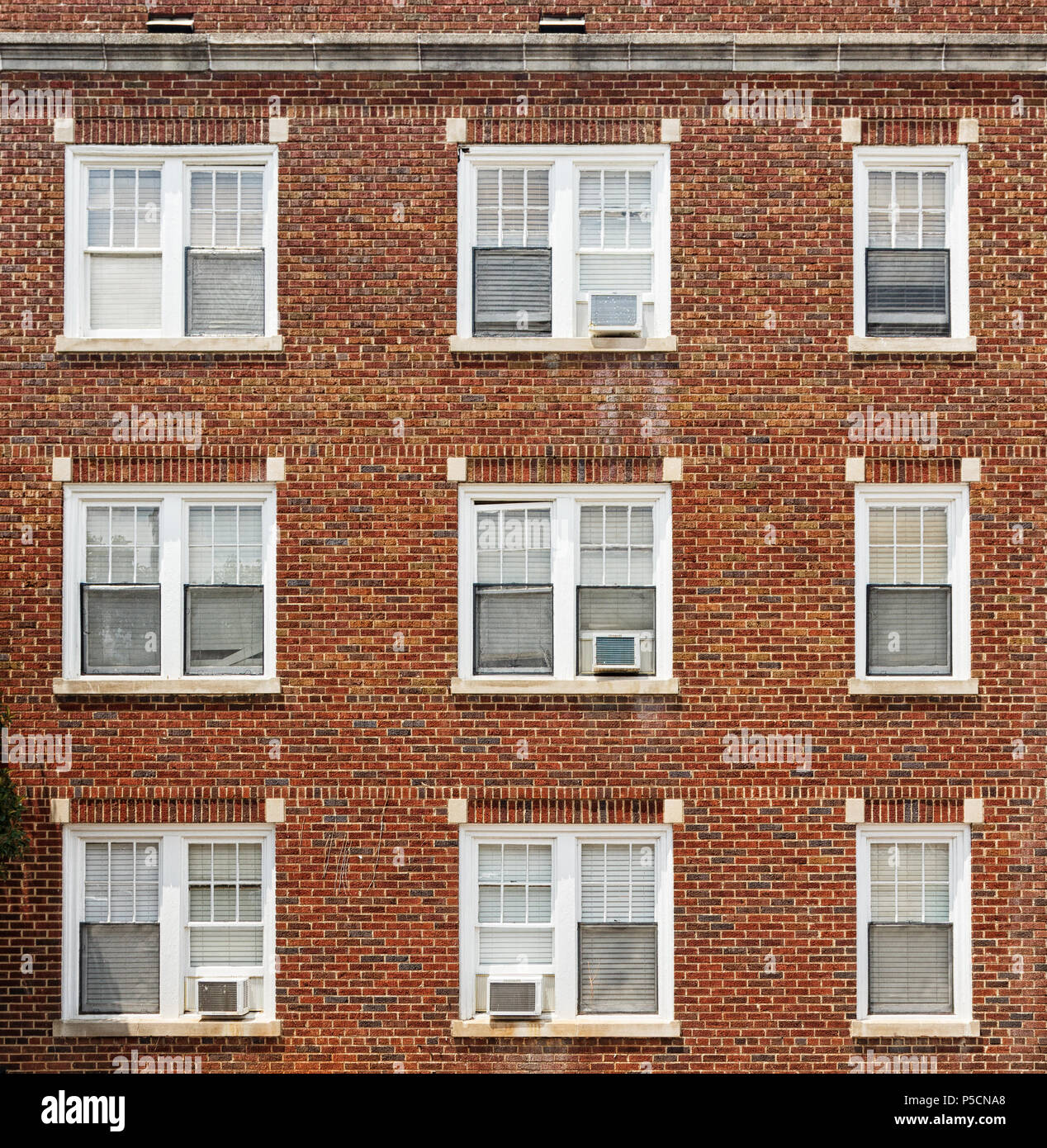 Windows su un edificio di mattoni in downtown Winston-Salem, NC. Foto Stock