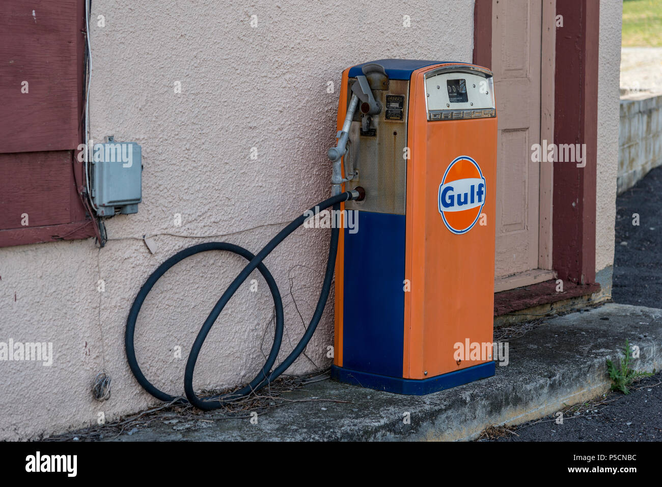 Broadway, Virginia, Stati Uniti d'America - 13 Aprile 2018: Vecchio Stile pompa benzina Foto Stock