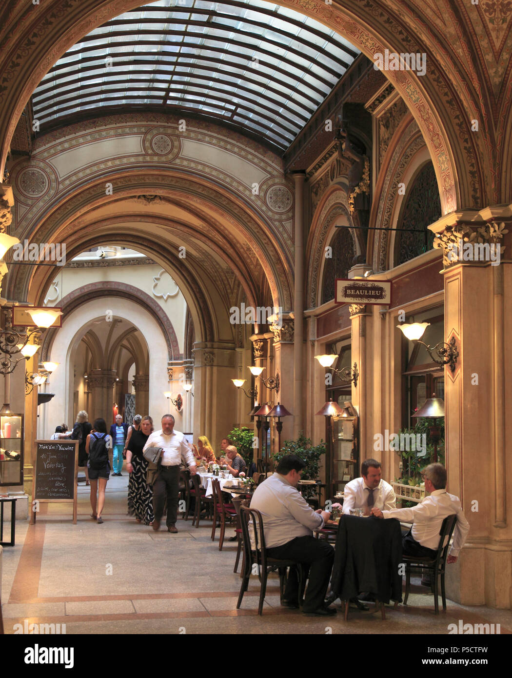 Austria, Vienna, Ferstel passaggio, cafe, persone Foto Stock