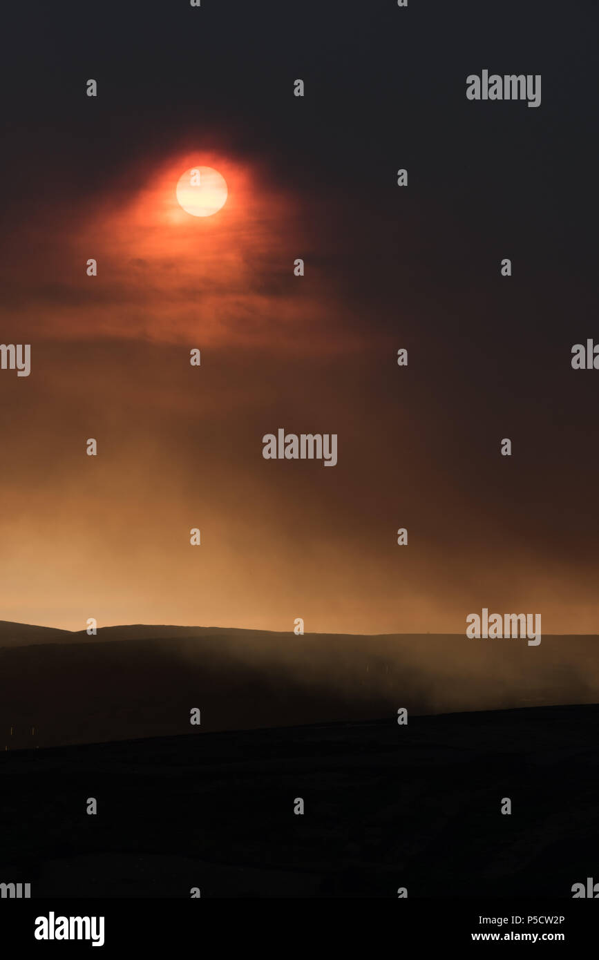 Saddleworth moorland fire da Glossop Foto Stock