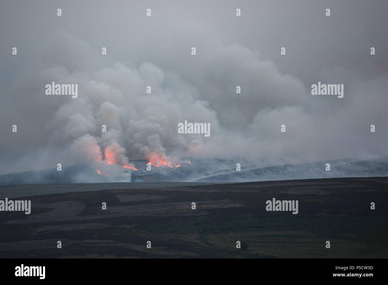 Saddleworth moorland fire da Glossop Foto Stock