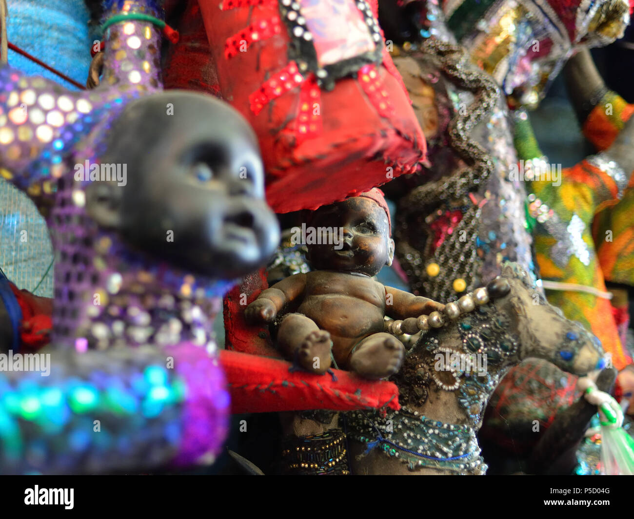 Figurine voodoo su ferro di mercato nel centro della città capitale di Haiti Foto Stock