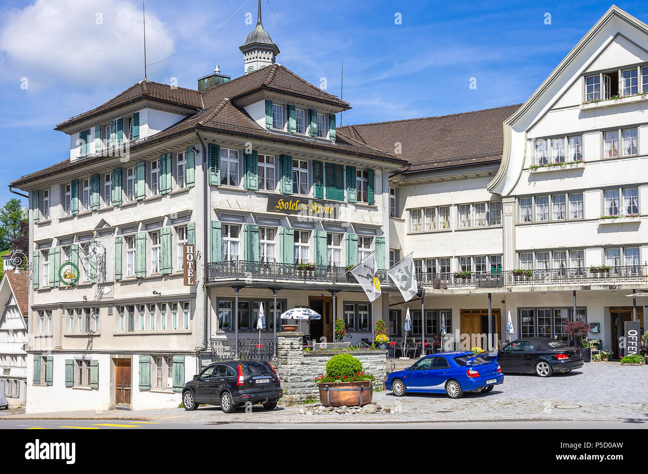L'Hotel Zur Krone sulla piazza del paese di Gais, Appenzello Esterno, Svizzera. Foto Stock