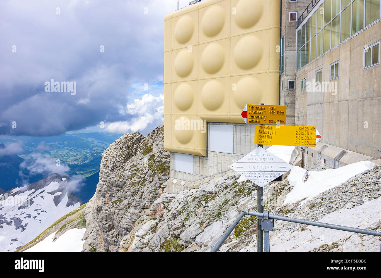 Sulla vetta del Monte Säntis, Alpi Appenzell, Svizzera - fingerposts e stazione di montagna edificio. Foto Stock