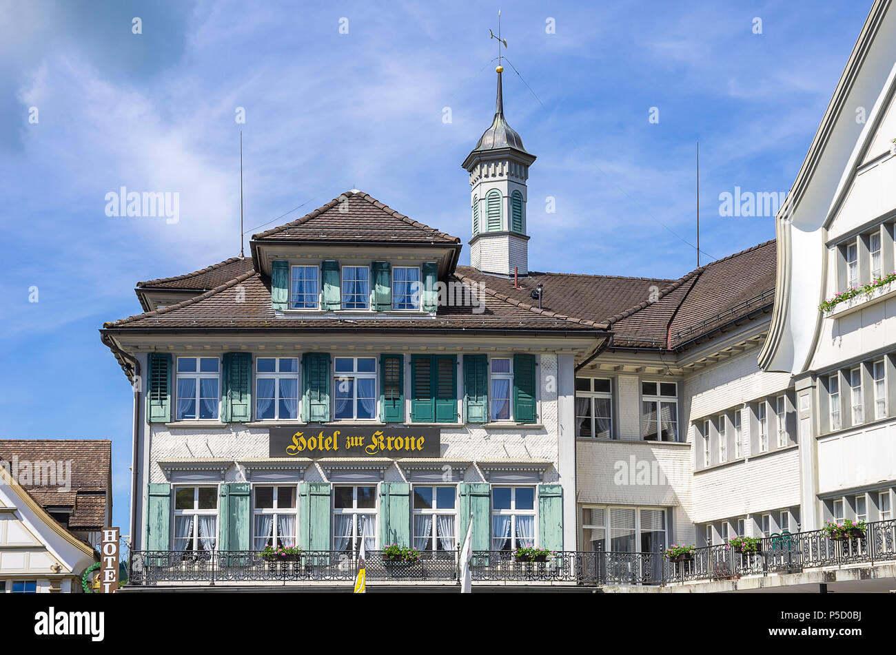 L'Hotel Zur Krone sulla piazza del paese di Gais, Appenzello Esterno, Svizzera. Foto Stock