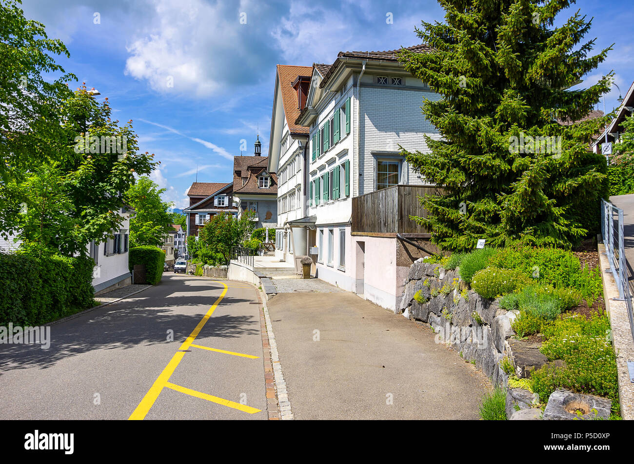Strada tranquilla nel villaggio di Gais, Canton Appenzello Esterno, Svizzera. Foto Stock