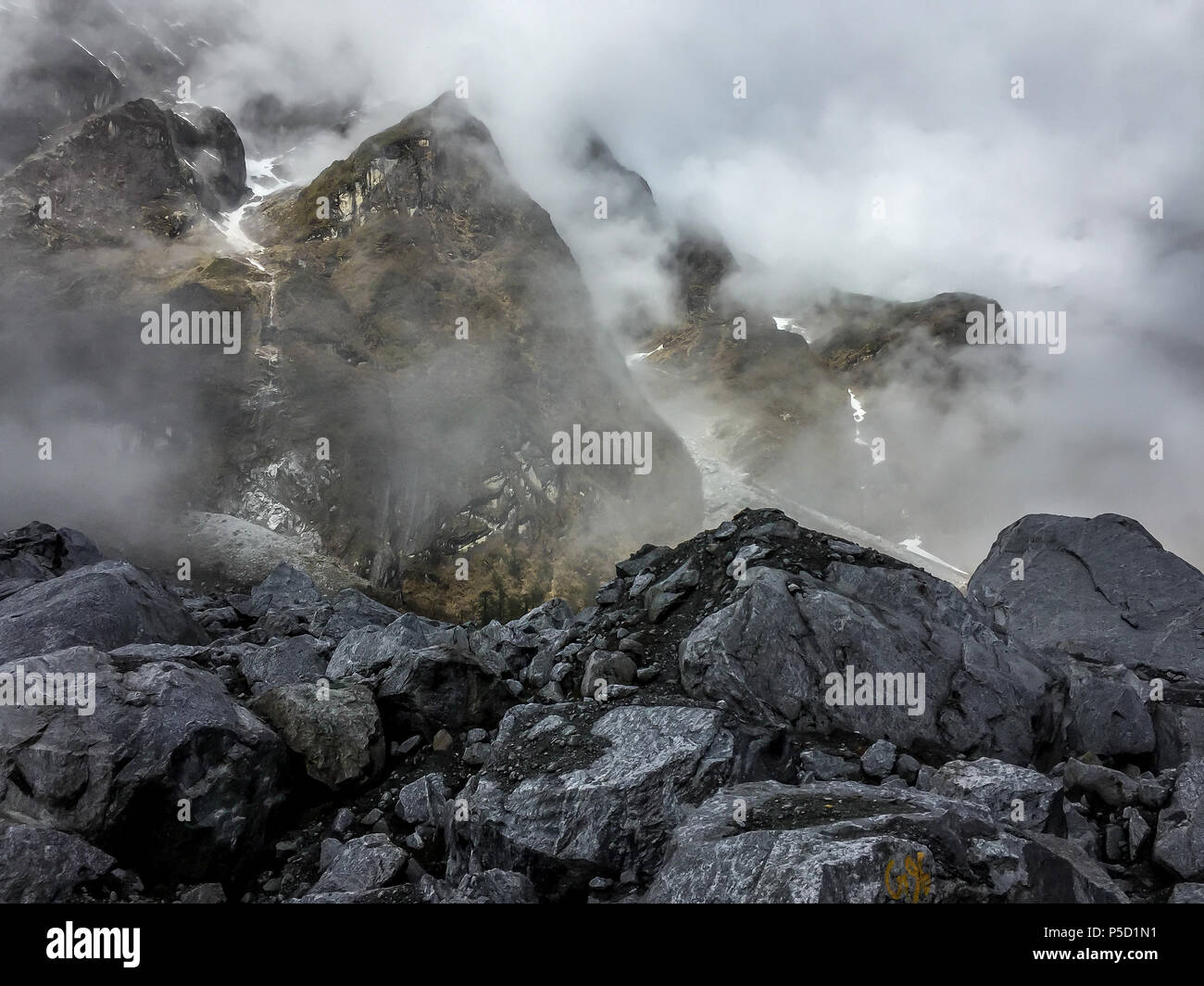 Una vista di Kala Patthar o il Black Rock Mountains vicino a Lachen, Sikkim, India Foto Stock