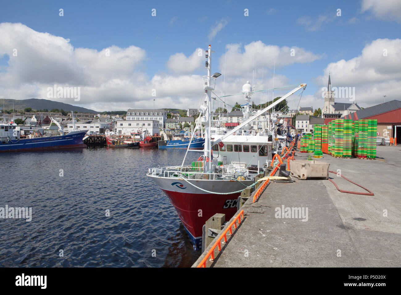 Il vivace porto peschereccio e porto di acque profonde a Killybegs sulla costa di Donegal in Irlanda della seconda più grande Foto Stock