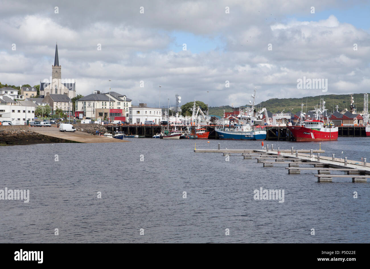 Il vivace porto peschereccio e porto di acque profonde a Killybegs sulla costa di Donegal in Irlanda della seconda più grande Foto Stock