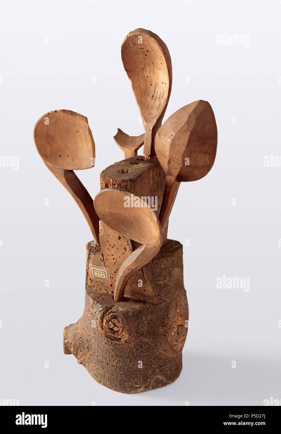 Ramo "moncone con crooked cucchiai" . Probabilmente a Basilea, metà del XVI secolo; il legno di tiglio; H 41,5 cm, W 4 cm (totale); h 25 cm (ramo moncone); H 15,2-18,5 cm, W 4-7.5cm (cucchiai); inv. 1870.1043. ; . Mitte 16. Jh.. N/A 229 ramo moncone con crooked cucchiai Cabinet Amerbach HMB 1870-1043 c7596 Foto Stock