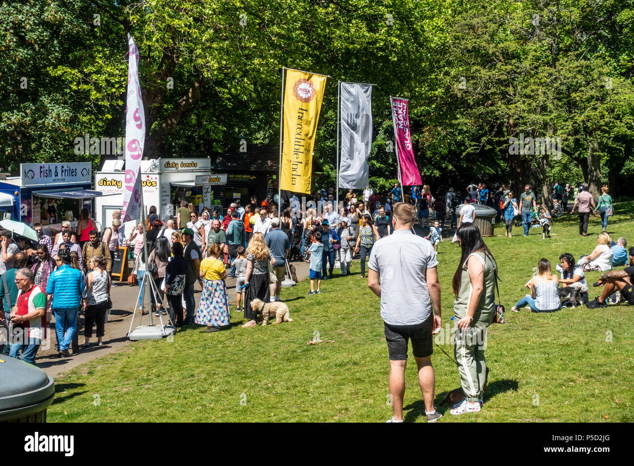 Persone, rilassanti passeggiate a piedi o in coda al fast food si spegne a Glasgow Mela, 2018 in Kelvingrove Park nella città del West End Foto Stock