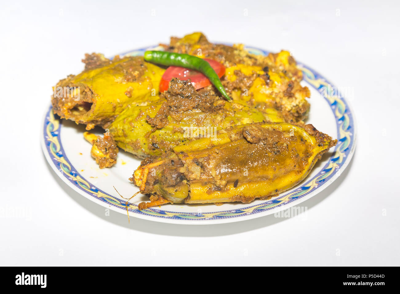 Cibo indiano piccante preparato con sottolineato il gourd ripiene di pesce conosciuto popolarmente come il Potol dorma. Un tradizionale Bengali cucina Indiana. Foto Stock