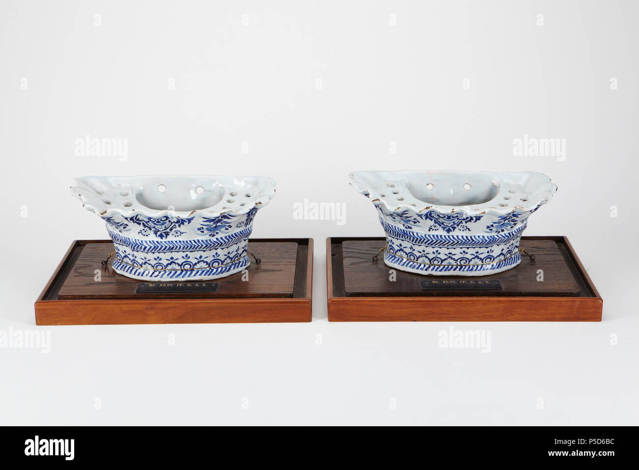 6016 545 Fajans, blomställ 2 st. 1700-tal - Hallwylska museet - 90491 Foto Stock