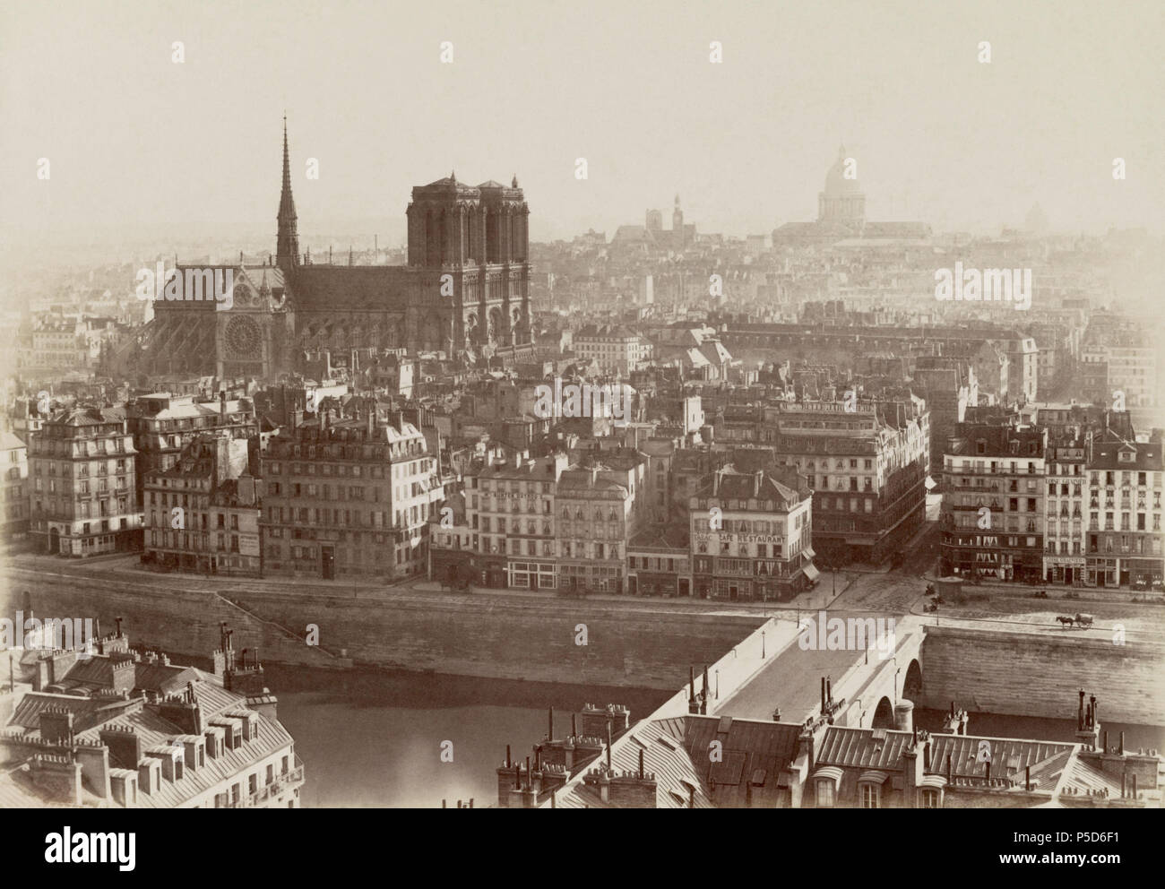 N/A. Inglese: fotografia mostra una vista della cattedrale di Notre Dame di Parigi che si eleva al di sopra Ile de la Cité. Data di creazione/Pubblicato: Parigi : [Autore non identificato], 141 Boulevard Sebastopol, [ca. 1865]. N/A 329 Charles Soulier, Panorama de Paris - Pris de la tour Saint Jacques, ca. 1865 Foto Stock