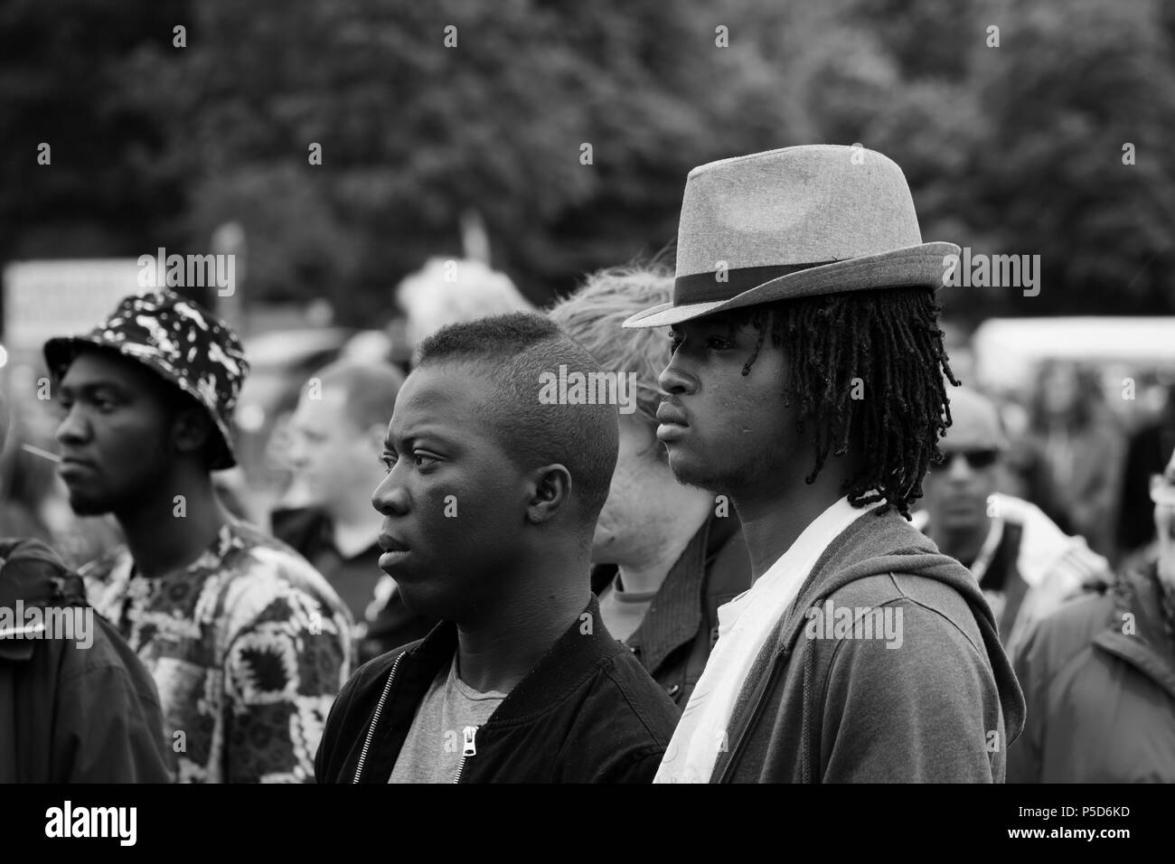 Candida immagine monocromatica di una elegante giovane uomo che indossa un cappello al 2018 Africa Oye music festival di Sefton Park, Liverpool. Foto Stock