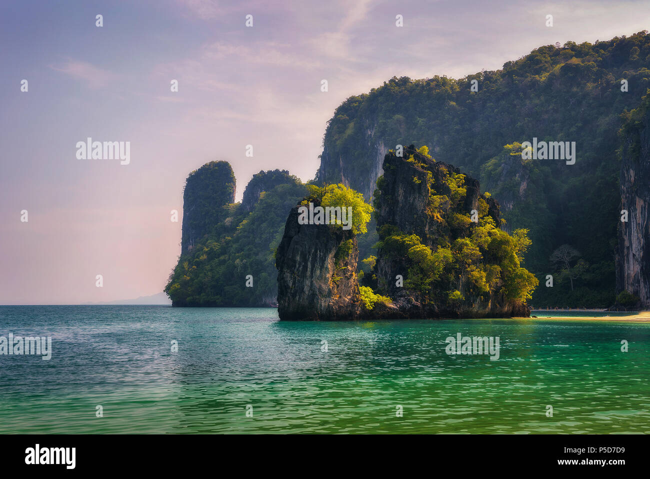 Costa con enormi scogliere sul Koh Hong Island in Thailandia Foto Stock