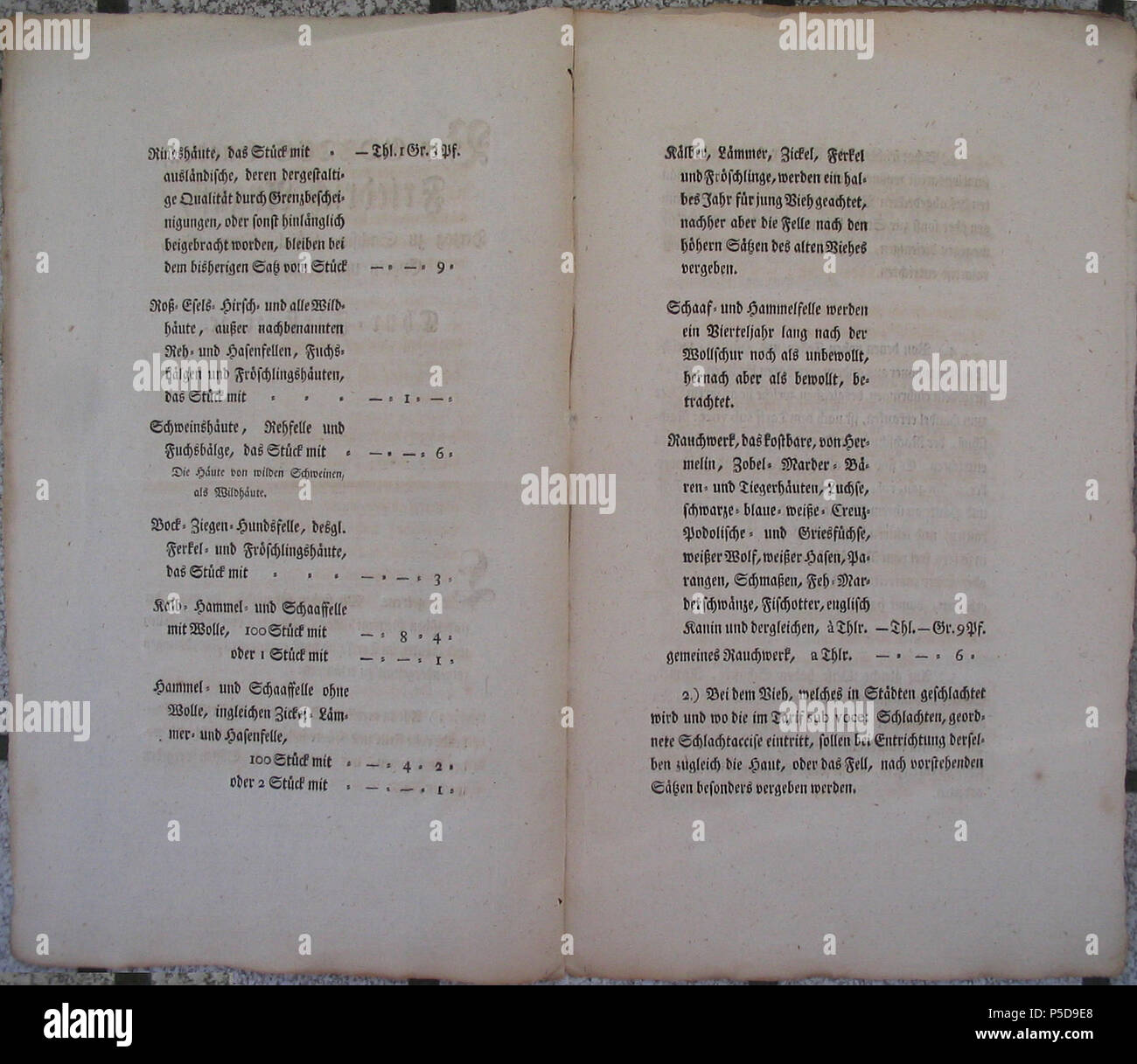 N/A. Preisedikt für Felle von 1801 Deutsch: Seite 2 Rindshäute, das Stück mit - Thl. 1 gr. 3 Pf. ausländische, dergestaltige deren Qualität durch Grenzbescheinigungen, oder sonst hinlänglich beigebracht worden, bleiben bei bisherigen dem Satz vom Stück -. -. 9 ross- Esels- Hirsch- und alle Wildhäute, außer nachbenannten Reh- und Hasenfellen, Fuchsbälgen und Fröschlingshäuten das Stück mit -. 1. -. Schweinshäute, Rehfelle und Fuchsbälge, das Stück mit -. 1. -. Die Häute von wilden Schweinen Wildhäute als. Bock Ziegen-- Hundsfelle, desgl. Ferkel- und Fröschlingshäute, das Stück mit -. -. 3. Kalb- Foto Stock