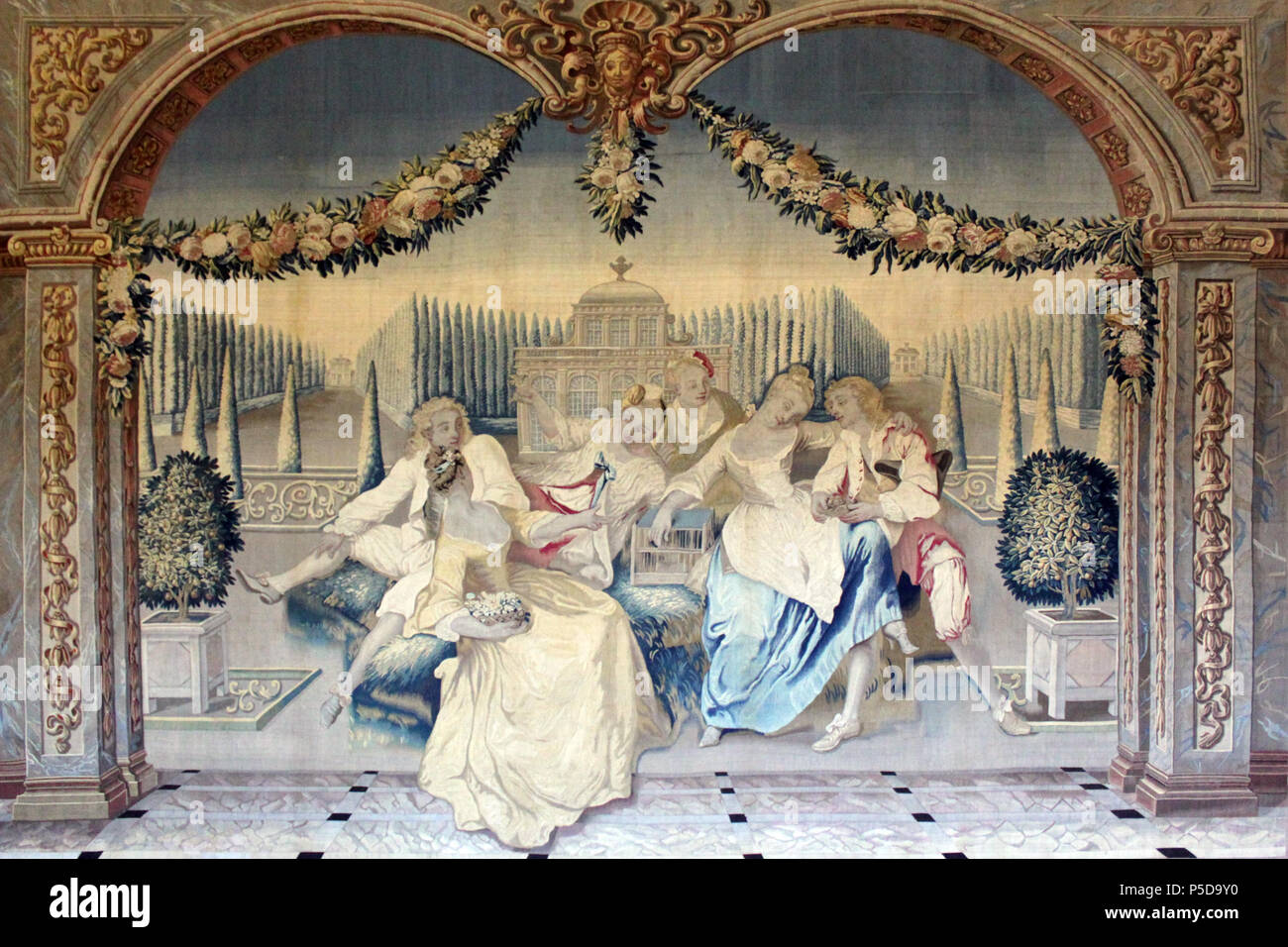 N/A. Inglese: il Palazzo di Charlottenburg, Berlino: Anticamera (camera 103): arazzo con eleganti aulico scene tratte da artisti francesi lavorando nello stile di Watteau, ca. 1765 Deutsch: Schloss Charlottenburg Vorkammer (Raum 103): Wandtteppich aus der Manufaktur Charles Vignes mit höfisch-galanten Gesellschaftsszenen nach Vorlage französischer Maler in der arte Watteaus, ca. 1765 . 1765. Manifattura di Charles Vignes 24 1765 Wandtteppich Charlottenburger Schloss Vorkammer anagoria Foto Stock