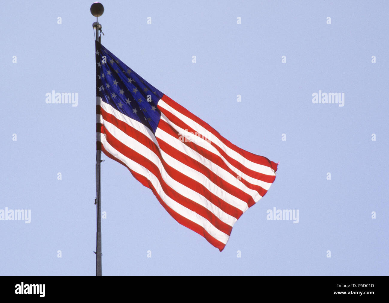 Bandiera americana sul pennone contro sky Foto Stock