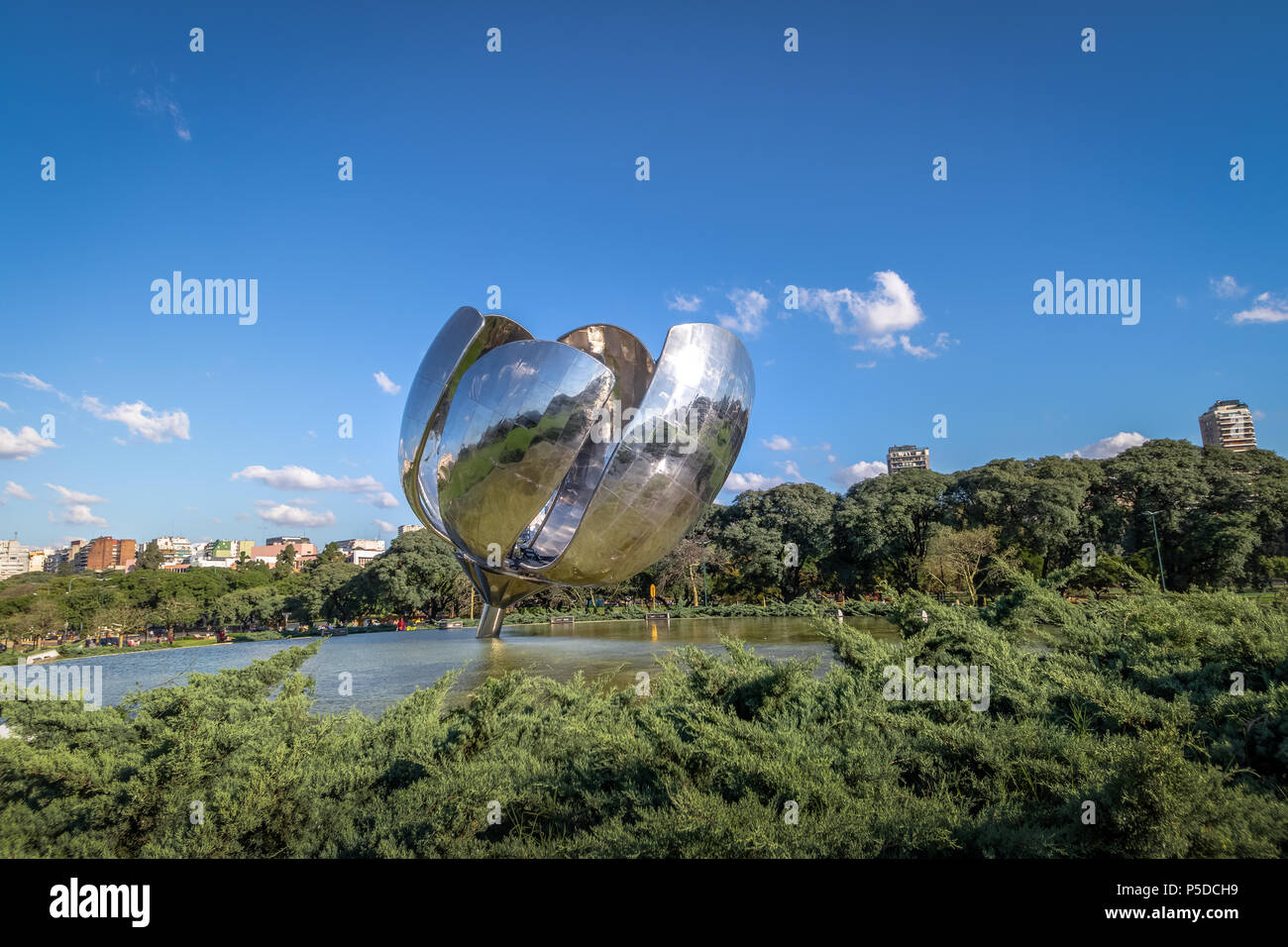 Buenos Aires, Argentina - 12 Maggio 2018: fiore metallico scultura "Floralis Generica' alla Plaza de las Naciones Unidas nel quartiere di Recoleta - Bueno Foto Stock