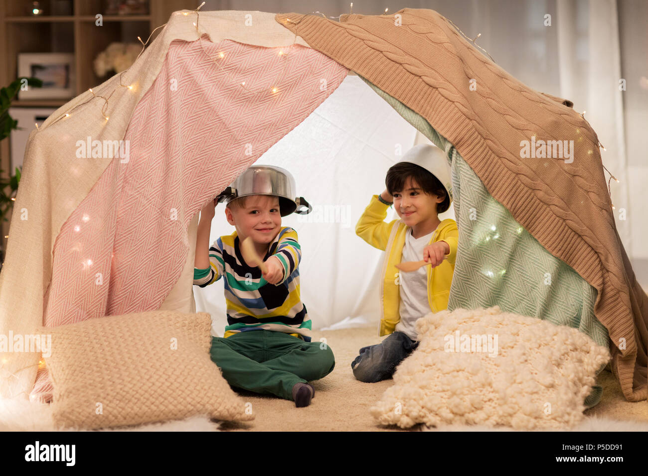 Ragazzo con pentole giocando in kids tenda a casa Foto Stock