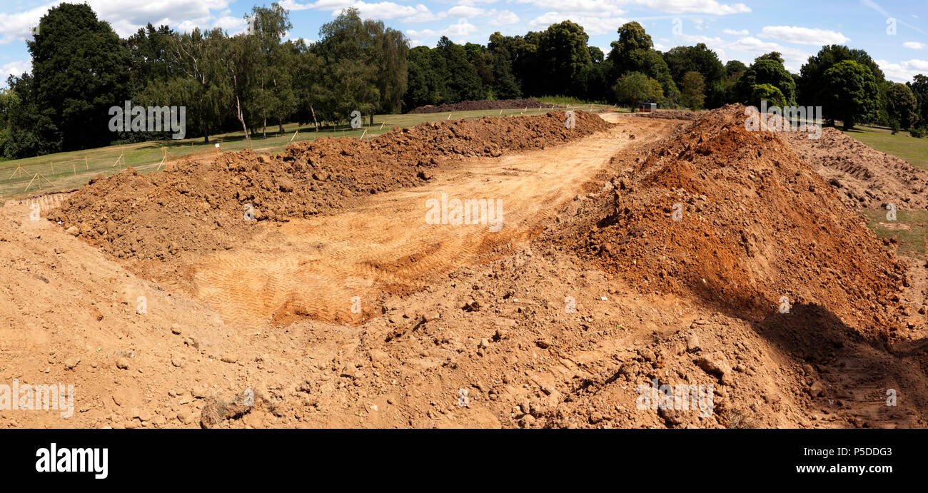 Messa a terra, rimosso dal sito del nuovo parcheggio in Beckenham Place Park, essendo memorizzati nelle vicinanze del Southend Lodge. Foto Stock