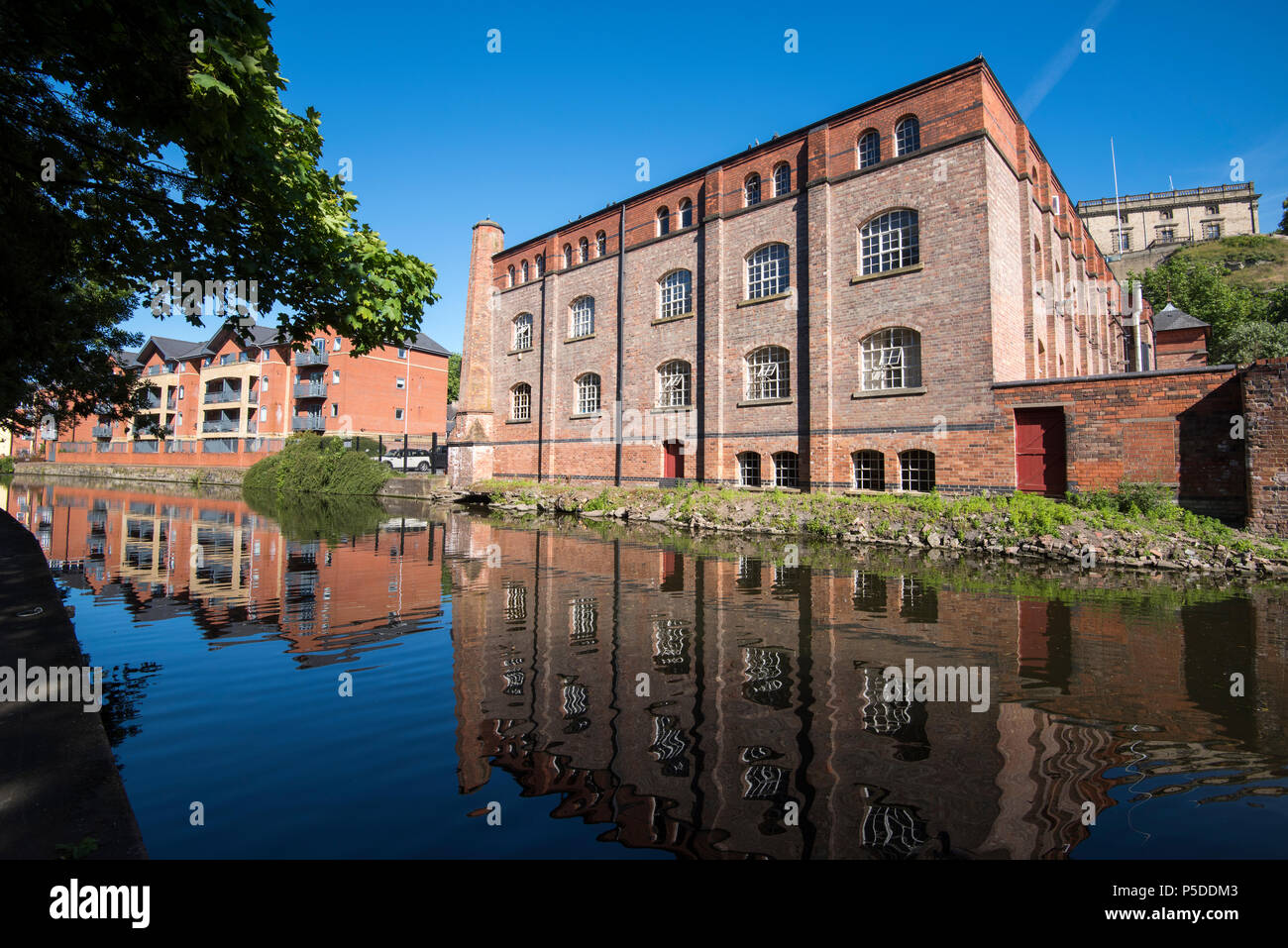Riflessioni nel canale a Nottingham City Waterfront, Nottinghamshire England Regno Unito Foto Stock