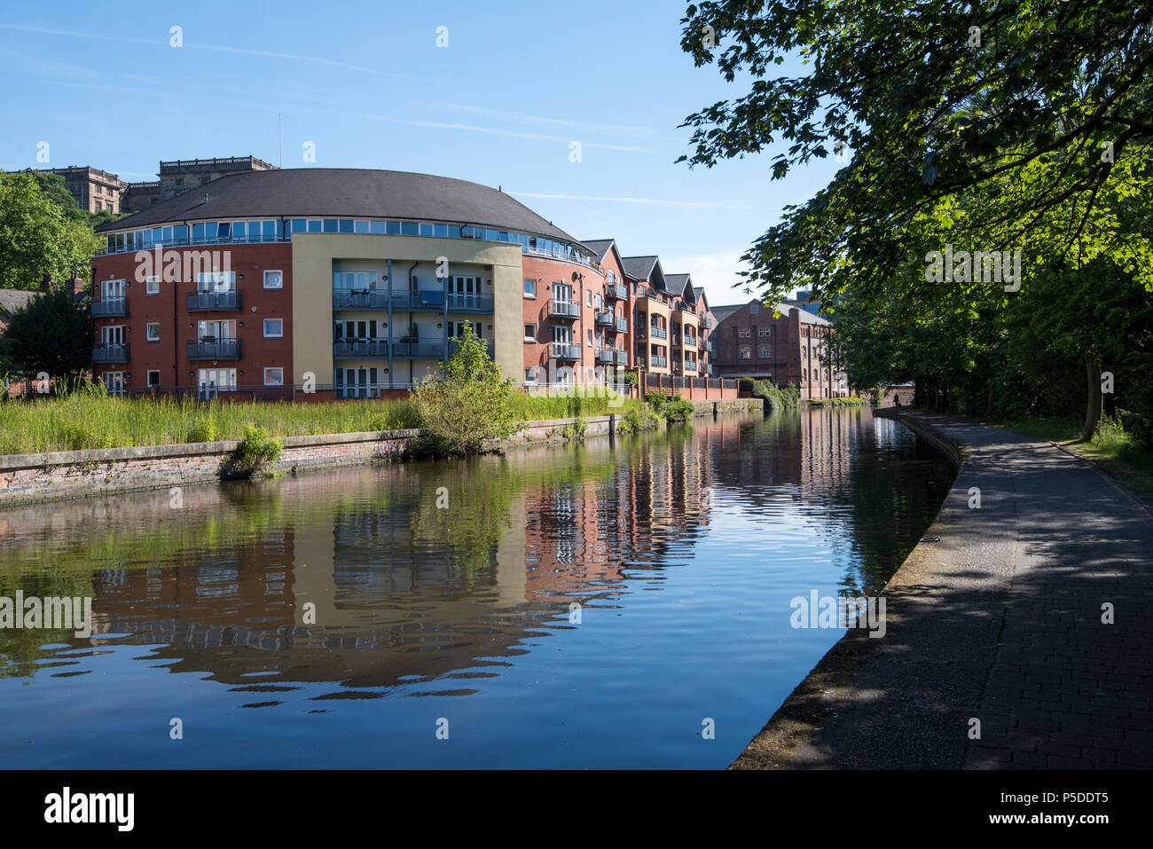 Gli appartamenti si riflette nel canale a Nottingham City Waterfront, Nottinghamshire England Regno Unito Foto Stock