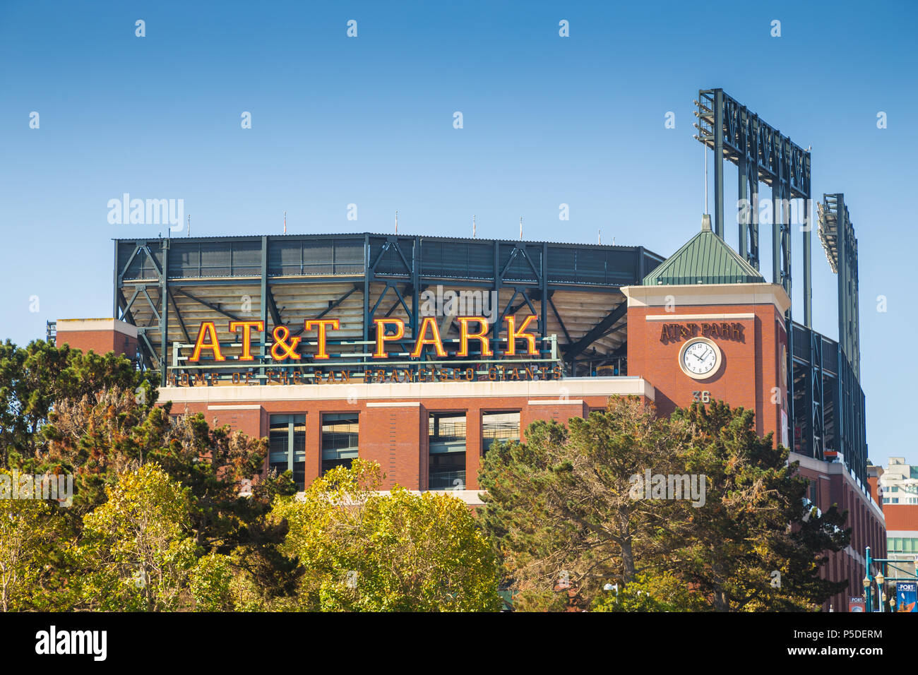 Centro storico di AT&T Park baseball park, sede dei San Francisco Giants professional Baseball in franchising, in una bella giornata di sole con cielo blu, California Foto Stock
