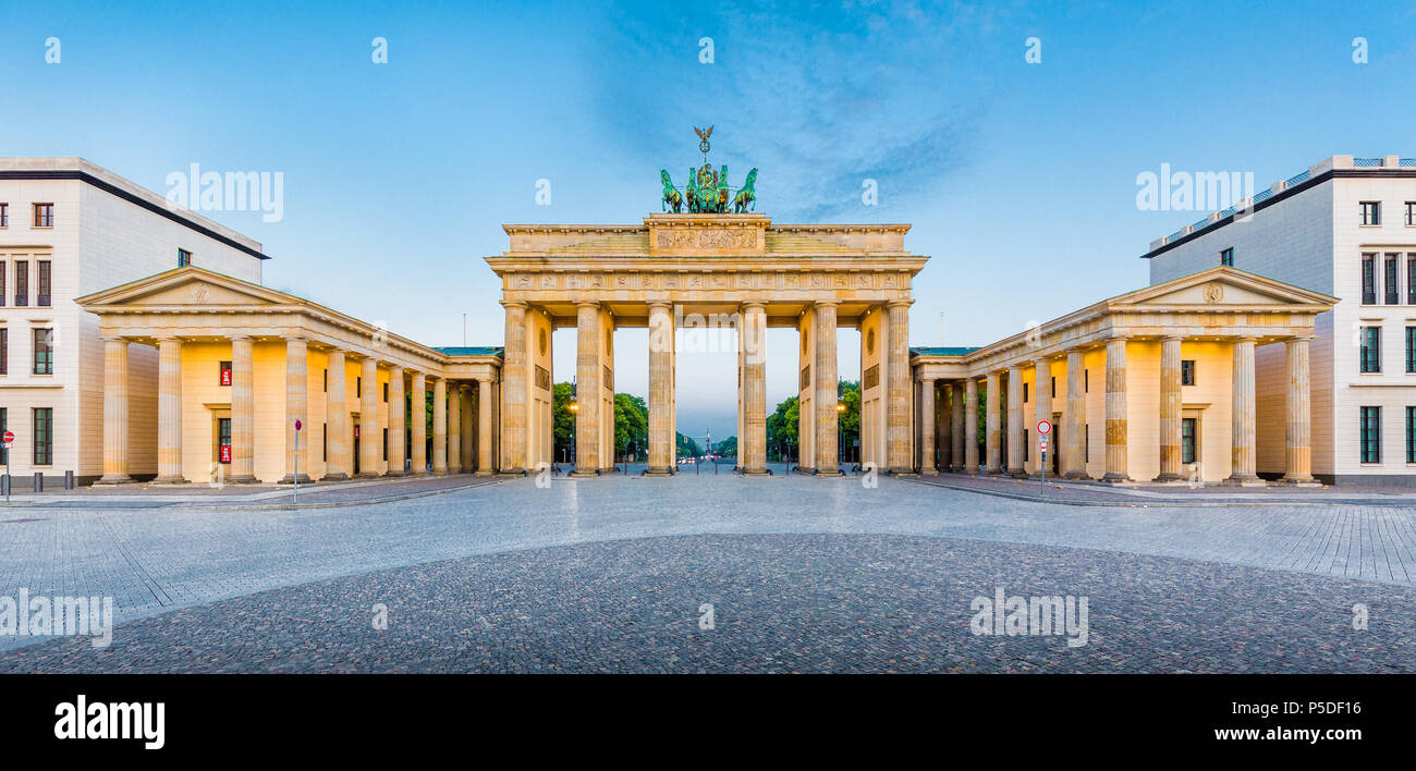 Vista panoramica del famoso Brandenburger Tor (Porta di Brandeburgo), uno dei più noti monumenti e simboli nazionali della Germania, in beautiful Golden mo Foto Stock