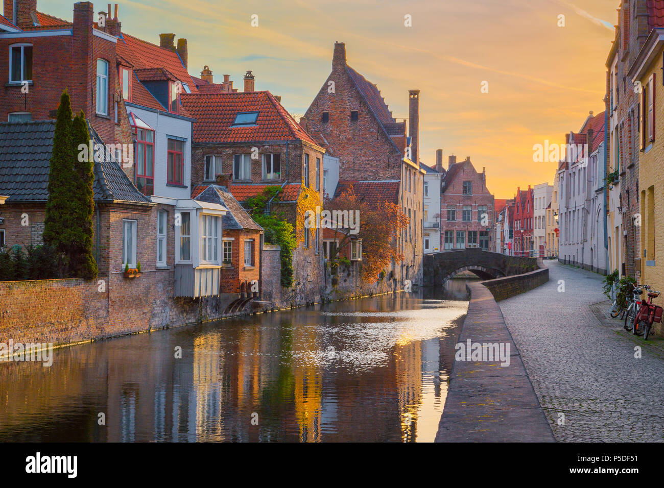Città storica di Bruges in una bellissima golden. La luce del mattino al sorgere del sole, la regione delle Fiandre, in Belgio Foto Stock