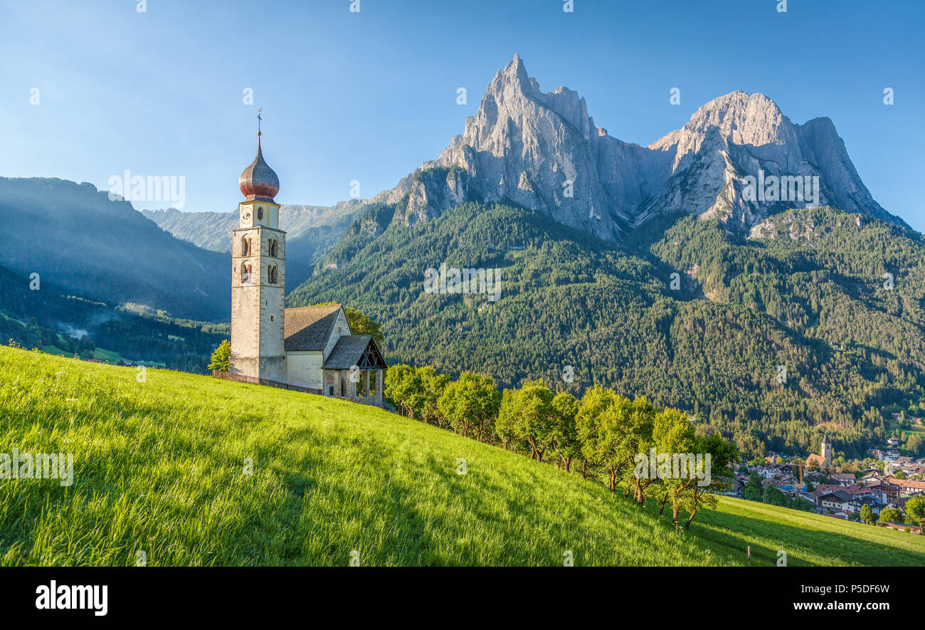 Vista panoramica di idilliaco paesaggio di montagna delle Dolomiti con la chiesetta di San Valentino e il famoso monte Sciliar in bella la luce del mattino al sorgere del sole Foto Stock