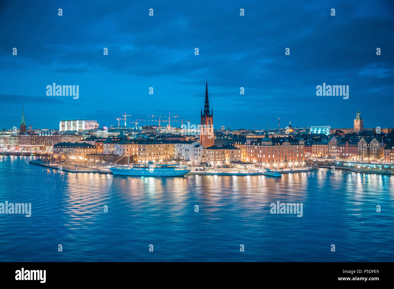 Vista panoramica del famoso centro di Stoccolma con storico in Riddarholmen Gamla Stan città vecchia durante ore Blu al tramonto, Svezia Foto Stock