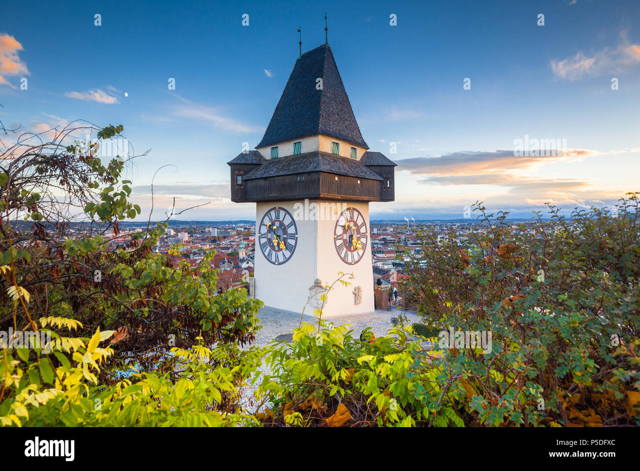 Classic vista panoramica del centro storico della città di Graz con il famoso Grazer Uhrturm torre dell orologio in bella luce della sera al tramonto, Stiria, Austria Foto Stock