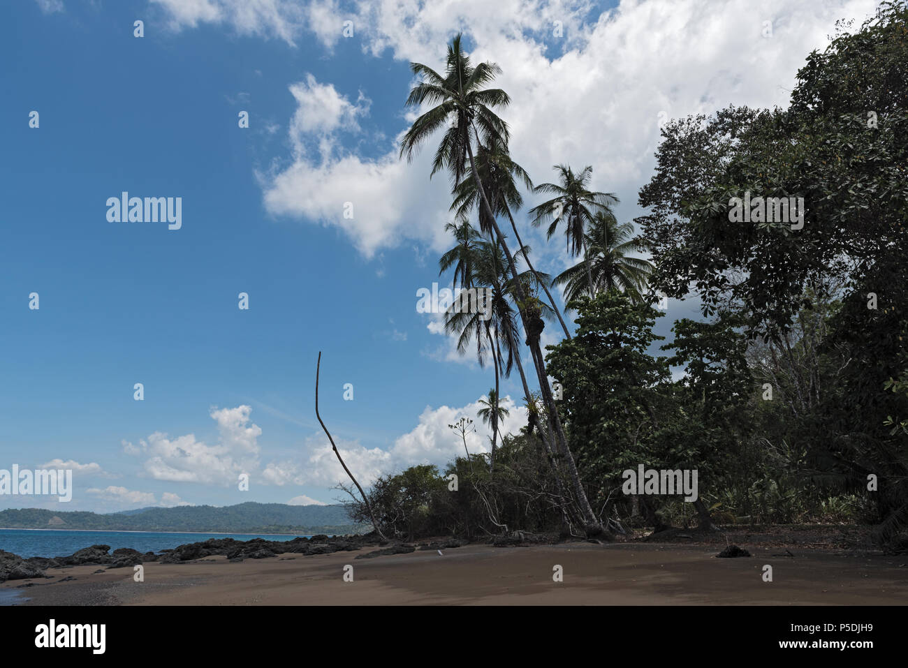 Splendida spiaggia a Drake Bay sull'oceano Pacifico in Costa Rica Foto Stock