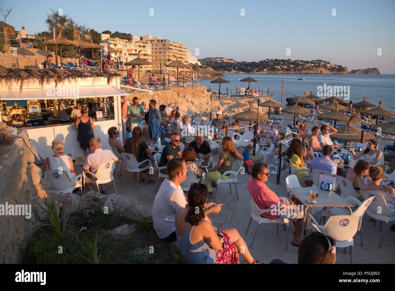 Il Beach Bar Spagna Mallorca, persone turisti in piedi o seduta, isole Baleric Foto Stock