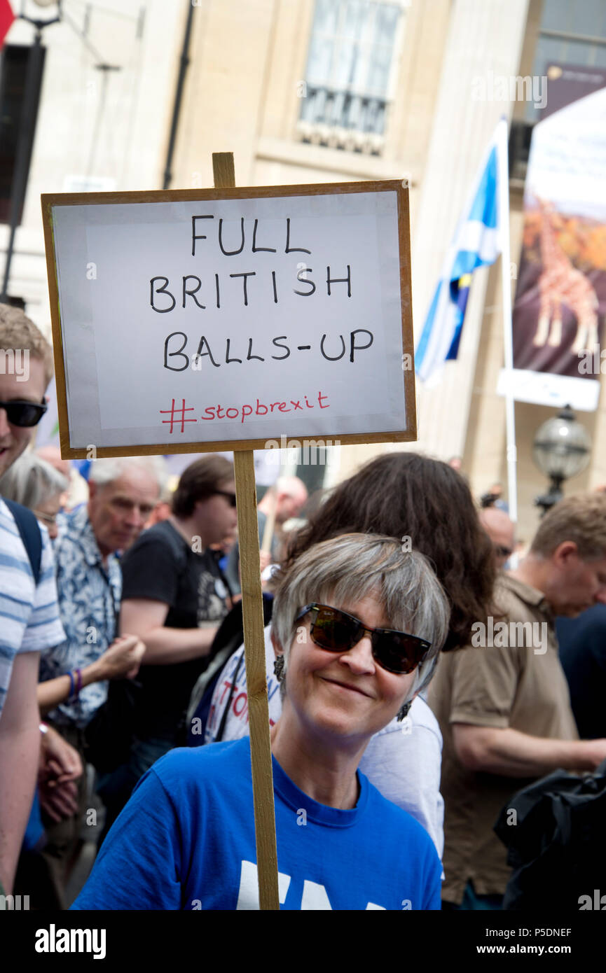 Il secondo anniversario del Brexit , 23 giugno 2018, circa 100.000 persone hanno marciato nel centro di Londra chiedendo un voto popolare sul finale Brexit trattativa. Un w Foto Stock