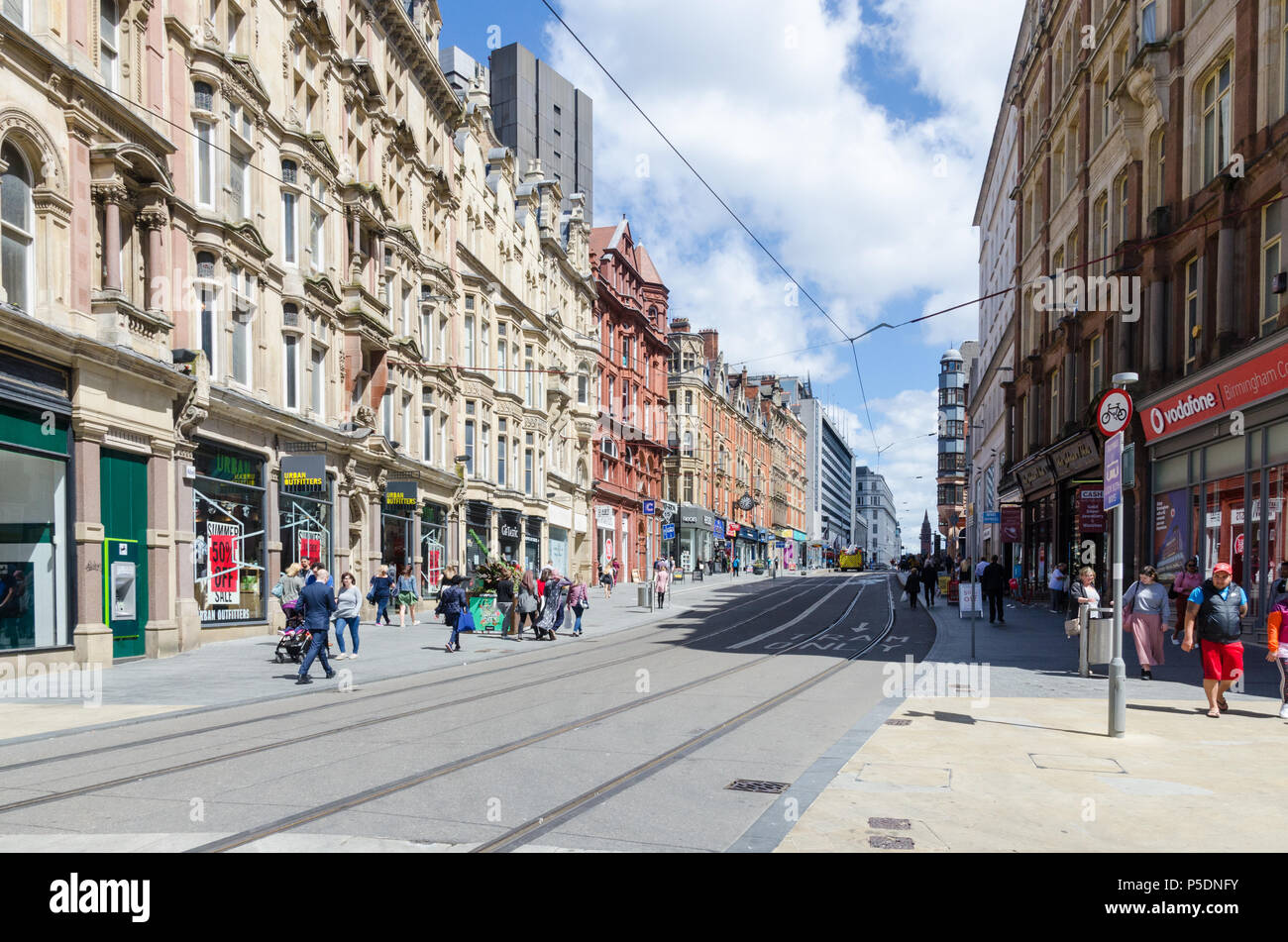 I binari del tram in esecuzione fino Corporation Street nel centro di Birmingham Foto Stock